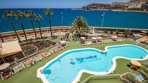 Utomhuspool, parasoller och solstolar