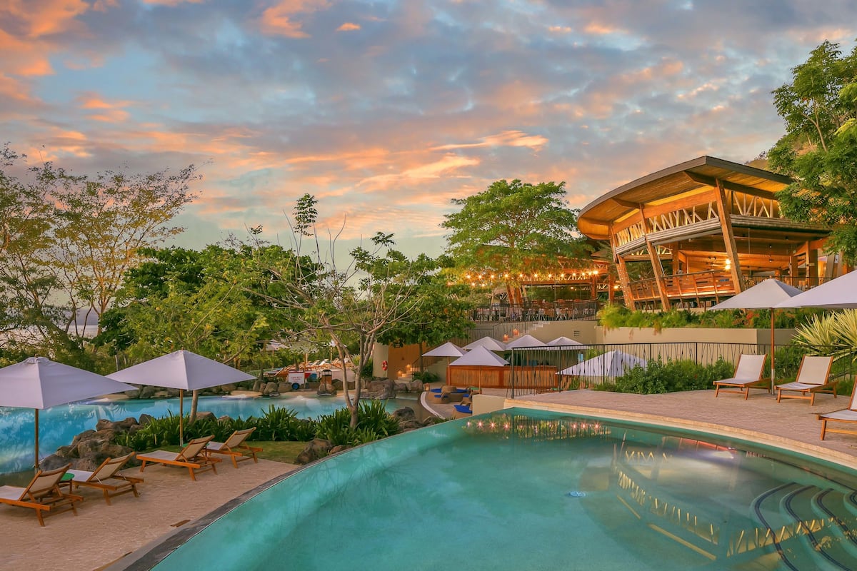 2 outdoor pools, sun loungers