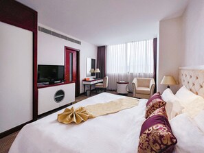 Executive Suite | Memory foam beds, minibar, in-room safe, desk