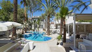 Outdoor pool, pool umbrellas, sun loungers