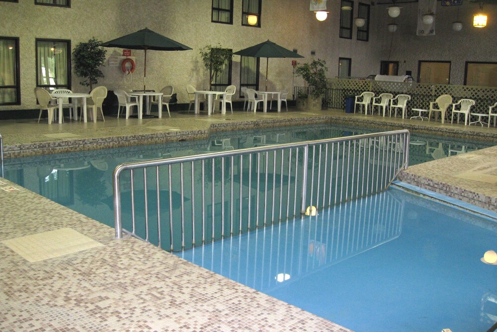 Outdoor pool, Colonial Inn