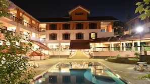 Outdoor pool, pool umbrellas, sun loungers