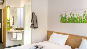 Een bureau, gratis wifi, beddengoed