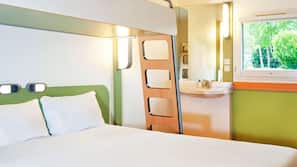 Een bureau, gratis wifi, beddengoed