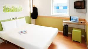 Een bureau, gratis wifi, beddengoed