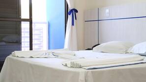 Minibar, escritorio, cortinas opacas y tabla de planchar con plancha