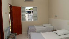 Minibar, escritorio, cortinas opacas y tabla de planchar con plancha