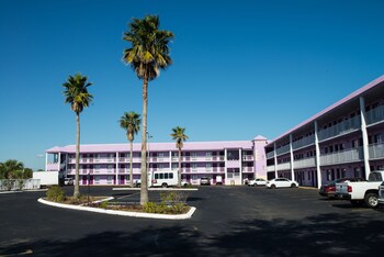 Book Magic Castle Inn And Suites Orlando Room Deals Hotwire