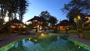 2 outdoor pools, pool umbrellas