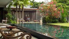 2 outdoor pools, pool umbrellas