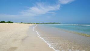 Plage, sable blanc, cabines gratuites, chaises longues