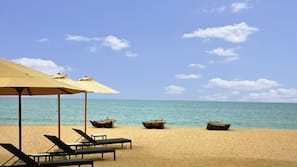 Plage, sable blanc, cabines gratuites, chaises longues