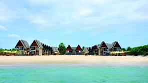 Plage, sable blanc, cabines gratuites, chaises longues