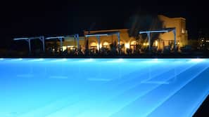 Piscine extérieure (ouverte en saison), parasols de plage