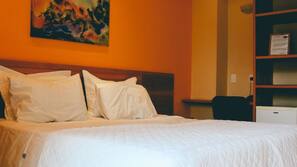 Frigobar, cofres nos quartos, escrivaninha, cortinas blackout