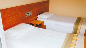 Frigobar, cofres nos quartos, escrivaninha, cortinas blackout