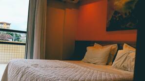 Frigobar, cofres nos quartos, escrivaninha, cortinas blackout