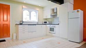 Full-sized fridge, microwave, oven, hob
