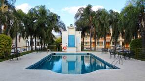 Una piscina al aire libre