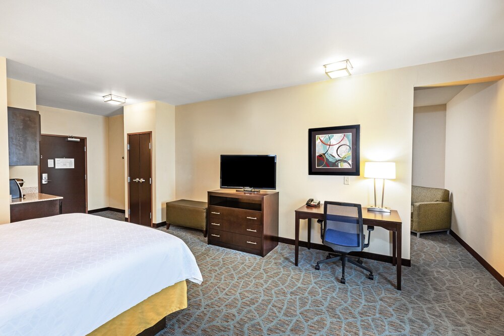 Holiday Inn Express & Suites Floresville, an IHG Hotel