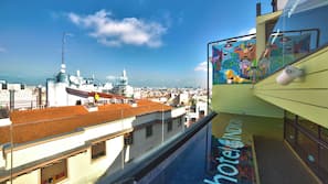 Una piscina al aire libre de temporada, tumbonas