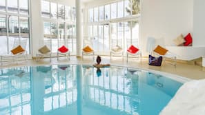 Indoor pool, sun loungers