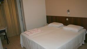 Minibar, tabla de planchar con plancha, camas supletorias (de pago)