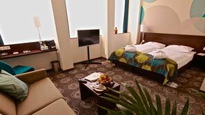 Luxe beddengoed, een kluis op de kamer, een bureau, geluiddichte muren