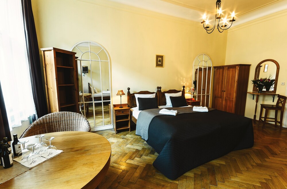 Hotel Merlin 2018 Room Prices 43 Deals Reviews Expedia Exterior Detail Featured Image Guestroom