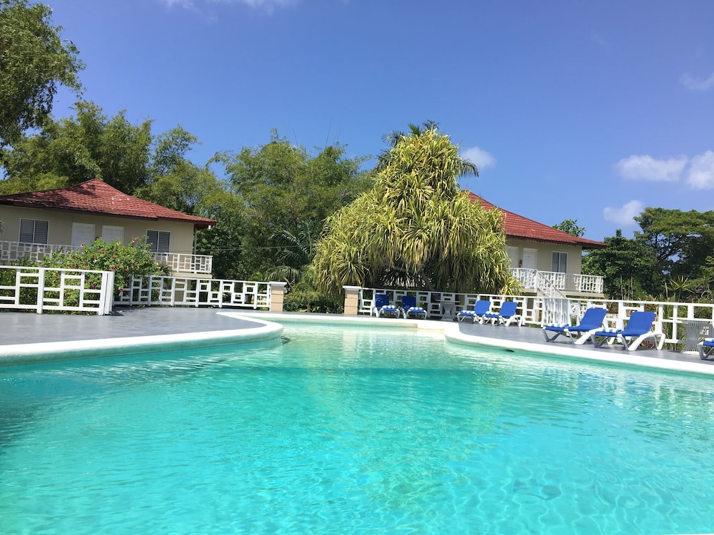 Outdoor pool, Gold Nugget Hotel 