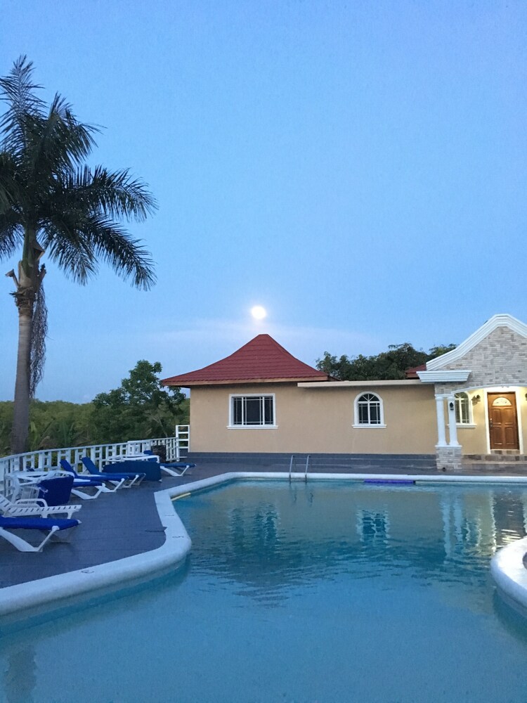 Outdoor pool, Gold Nugget Hotel 