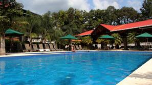 Piscine extérieure, parasols de plage