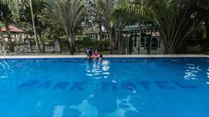 Piscine extérieure, parasols de plage