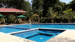 Piscine extérieure, parasols de plage