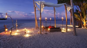 Plage privée, sable blanc, chaises longues, parasols