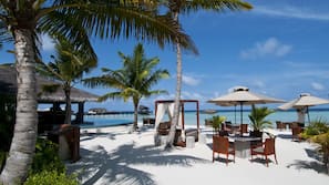 Plage privée, sable blanc, chaises longues, parasols