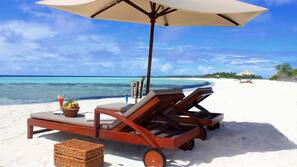 Plage privée, sable blanc, chaises longues, parasols