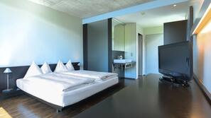 Hypo-allergenic bedding, down duvet, in-room safe, desk