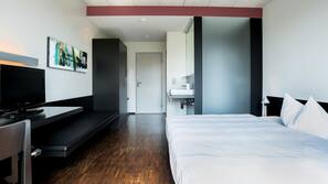 Hypo-allergenic bedding, down duvet, in-room safe, desk