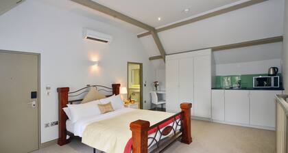 Arch hotel