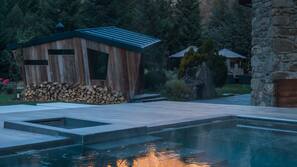 Outdoor spa bath