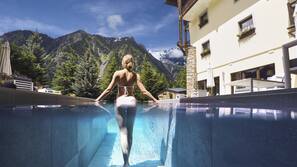 Outdoor spa bath
