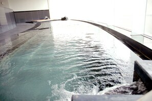 Indoor spa tub
