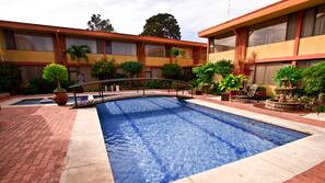 Una piscina al aire libre