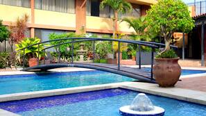 Una piscina al aire libre