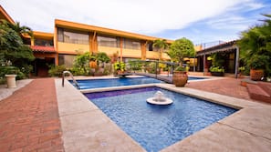 Una piscina al aire libre