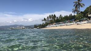 Pantai di sekitar, handuk pantai, naik kapal motor, dan memancing