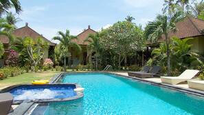 Kolam renang outdoor, dengan kursi berjemur