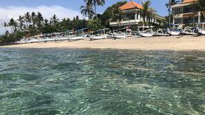 Pantai di sekitar, handuk pantai, naik kapal motor, dan memancing