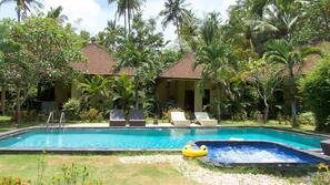 Kolam renang outdoor, dengan kursi berjemur